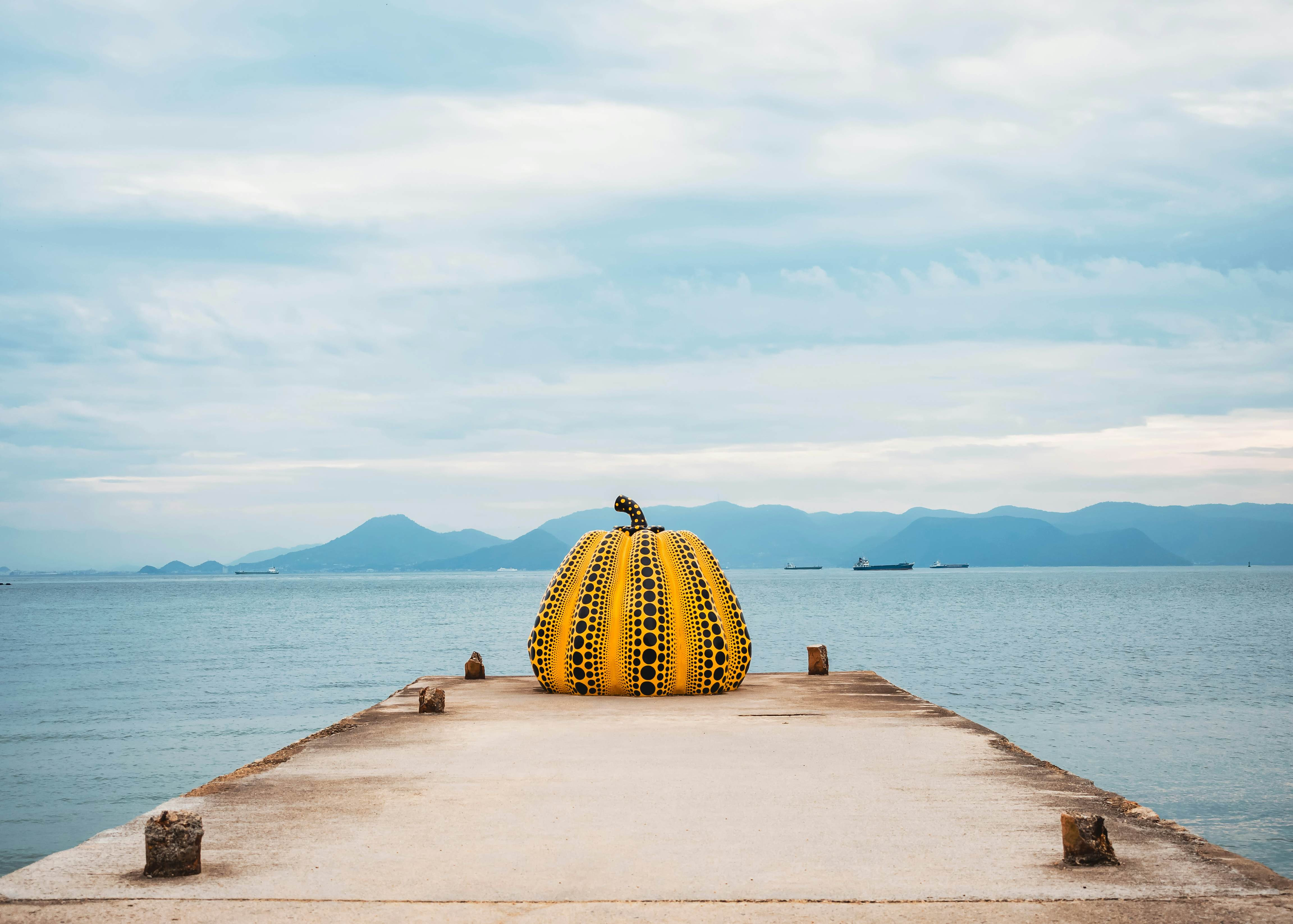 Một tác phẩm điêu khắc nghệ thuật bí ngô của Yayoi Kusama tại Cảng Miyanoura, Đảo Naoshima, một địa điểm quan trọng cho nghệ thuật đương đại
