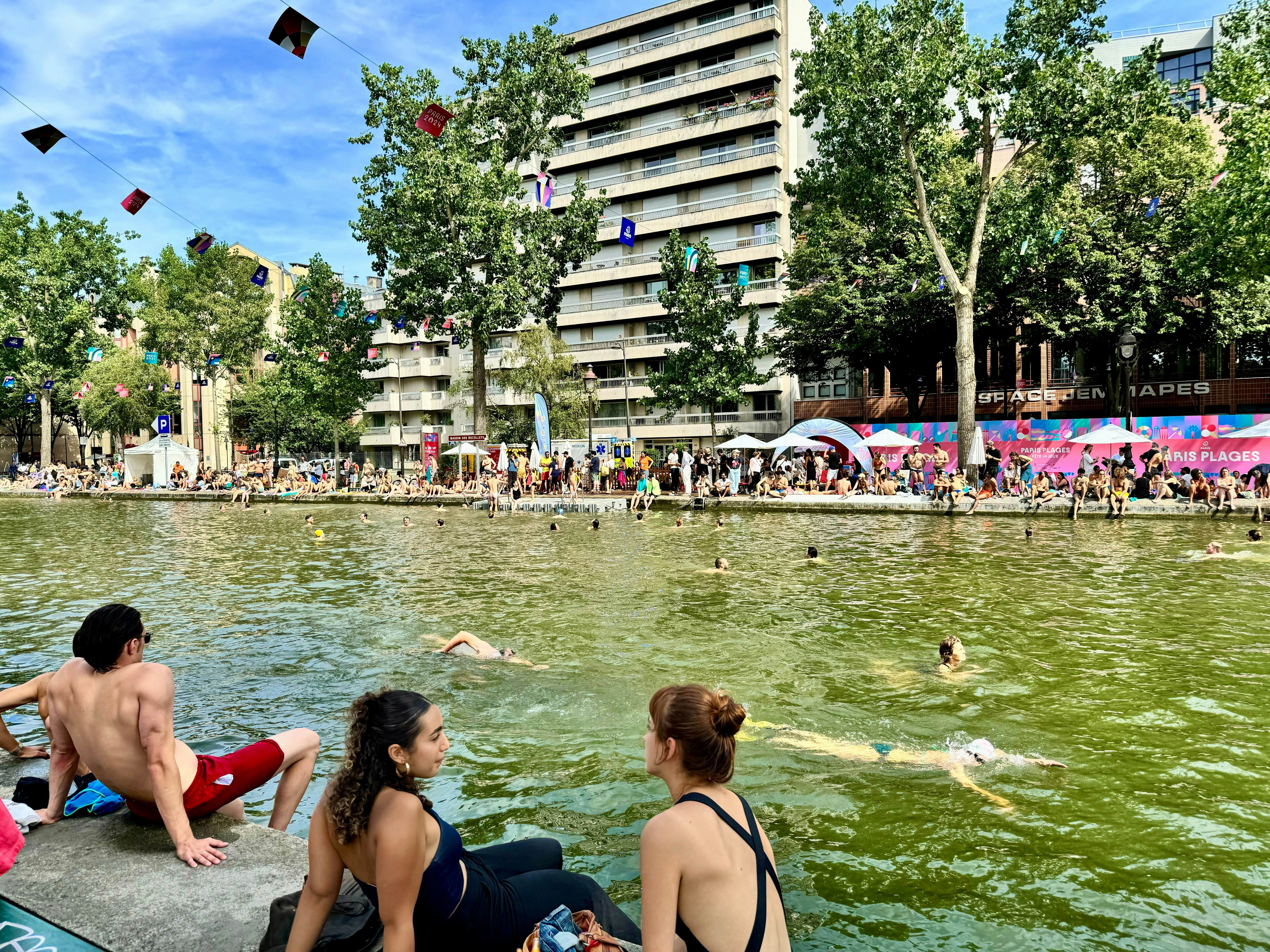 Du khách tắm nắng trên bãi biển nhân tạo Paris Plages dọc sông Seine
