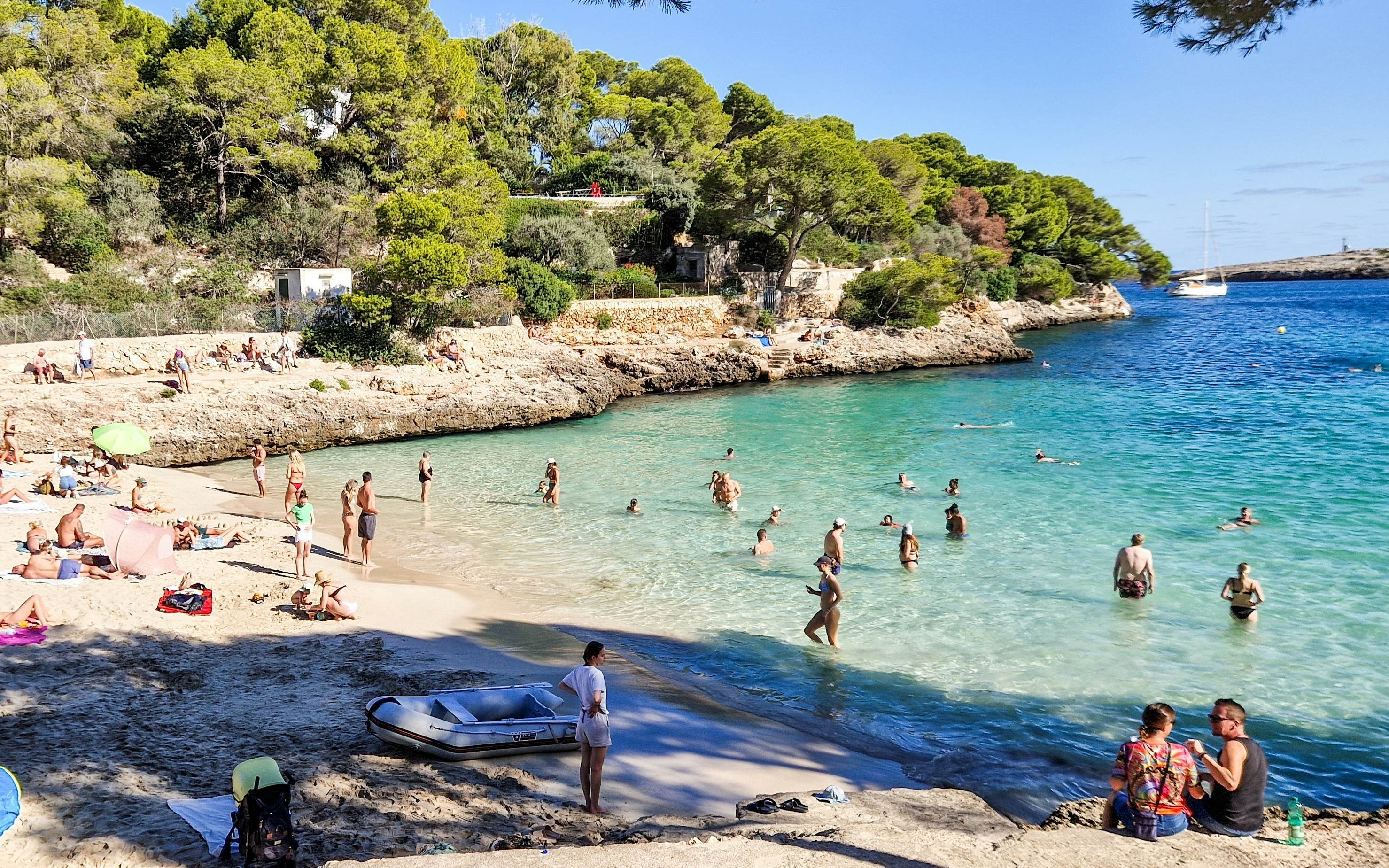 Mọi người đang tận hưởng bãi biển trên đảo Mallorca, Tây Ban Nha.