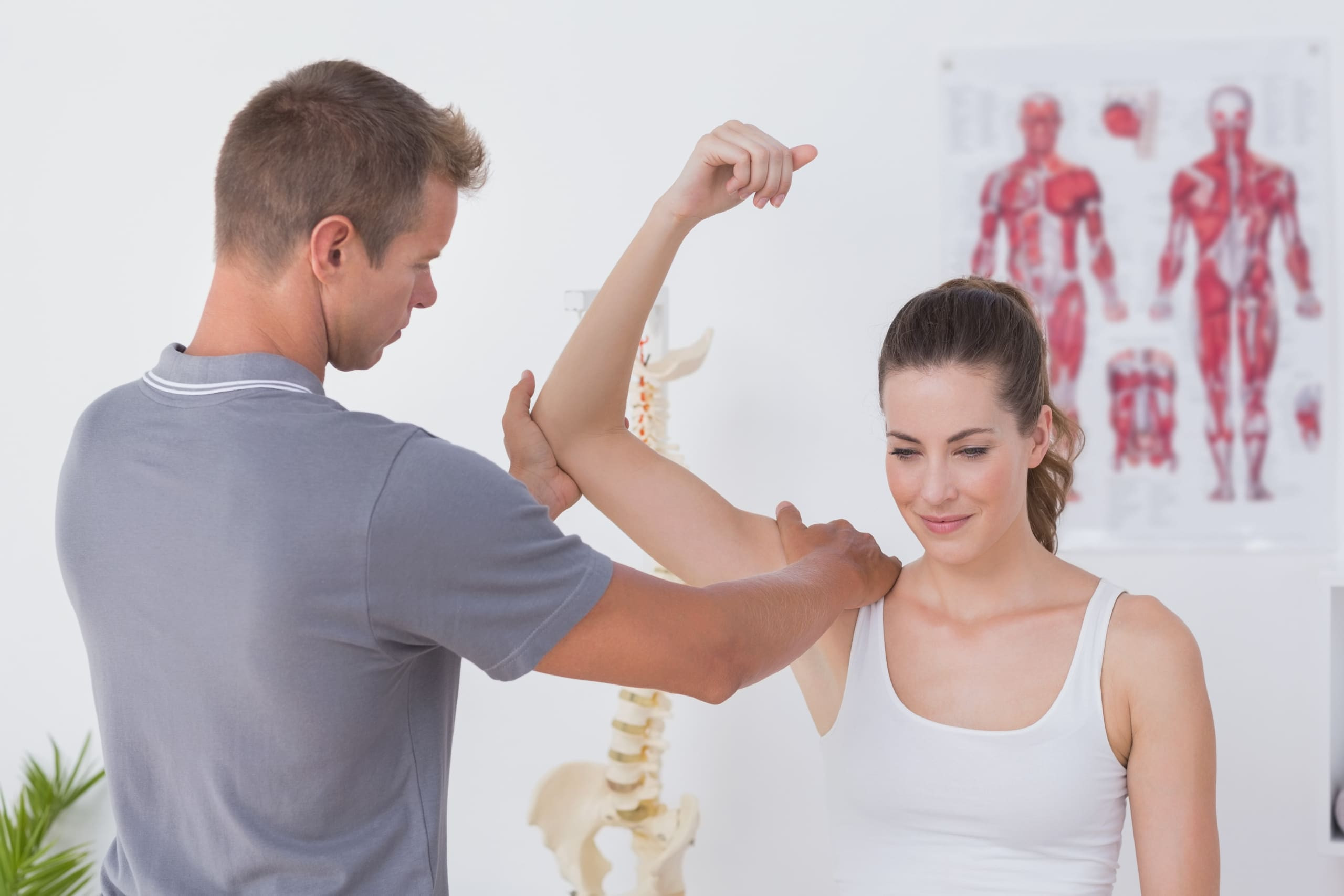 Kỹ thuật viên vật lý trị liệu kéo giãn cho bệnh nhân