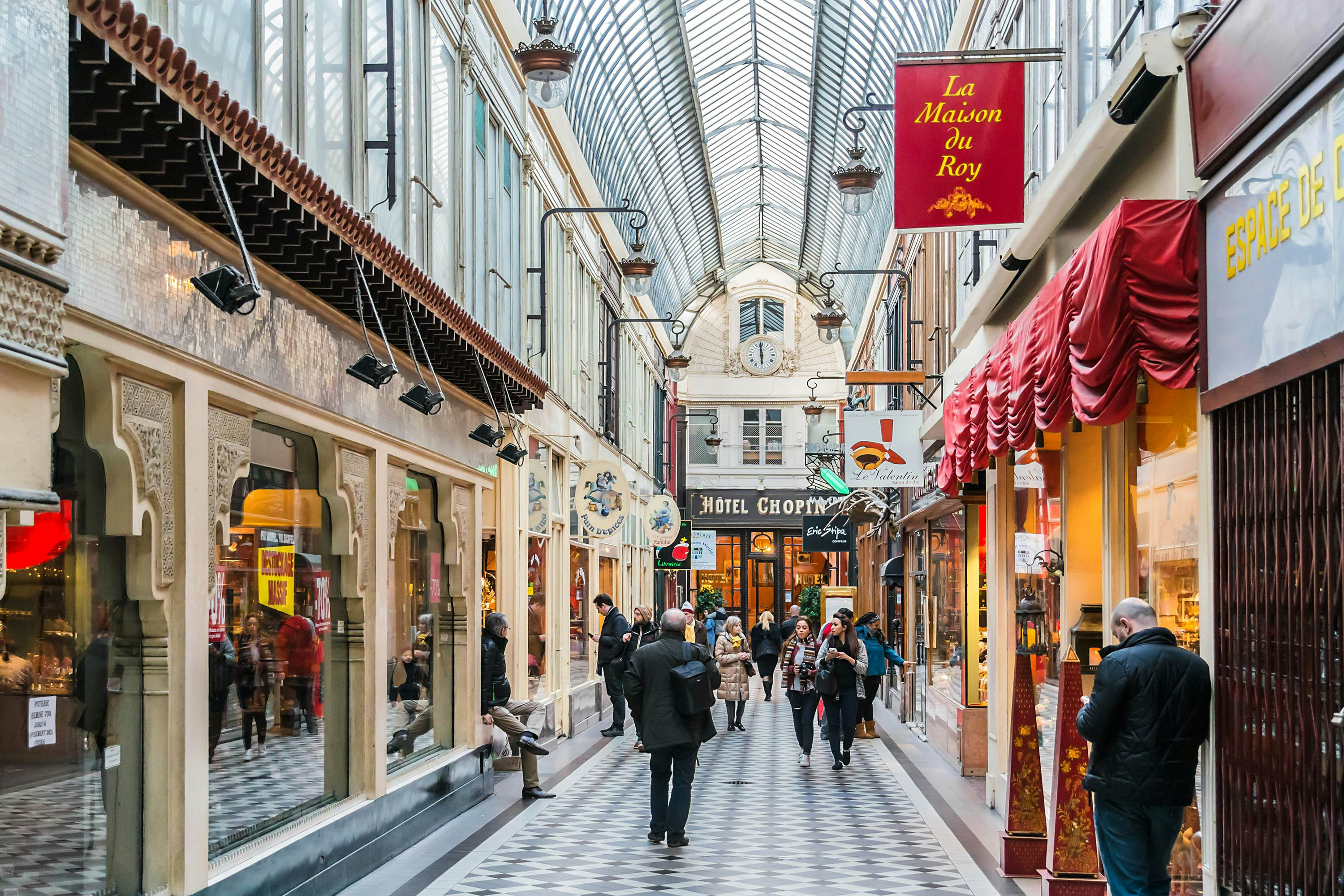 Passage Jouffroy với kiến trúc độc đáo và những cửa hàng quyến rũ