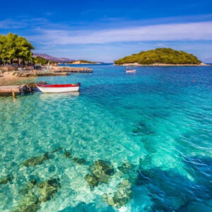 Bãi biển Ksamil, Albania với làn nước trong xanh và những hòn đảo nhỏ