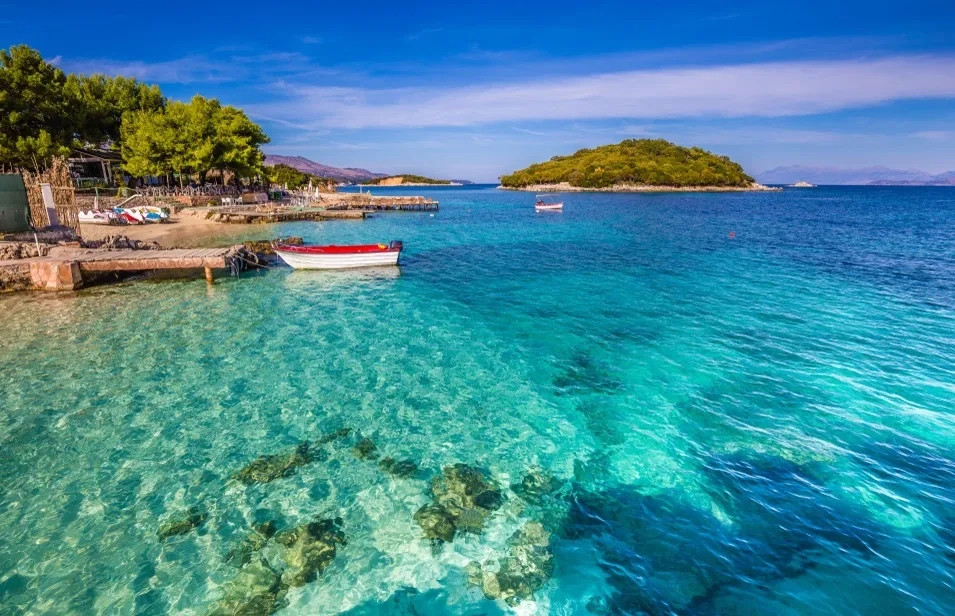 Bãi biển Ksamil, Albania với làn nước trong xanh và những hòn đảo nhỏ