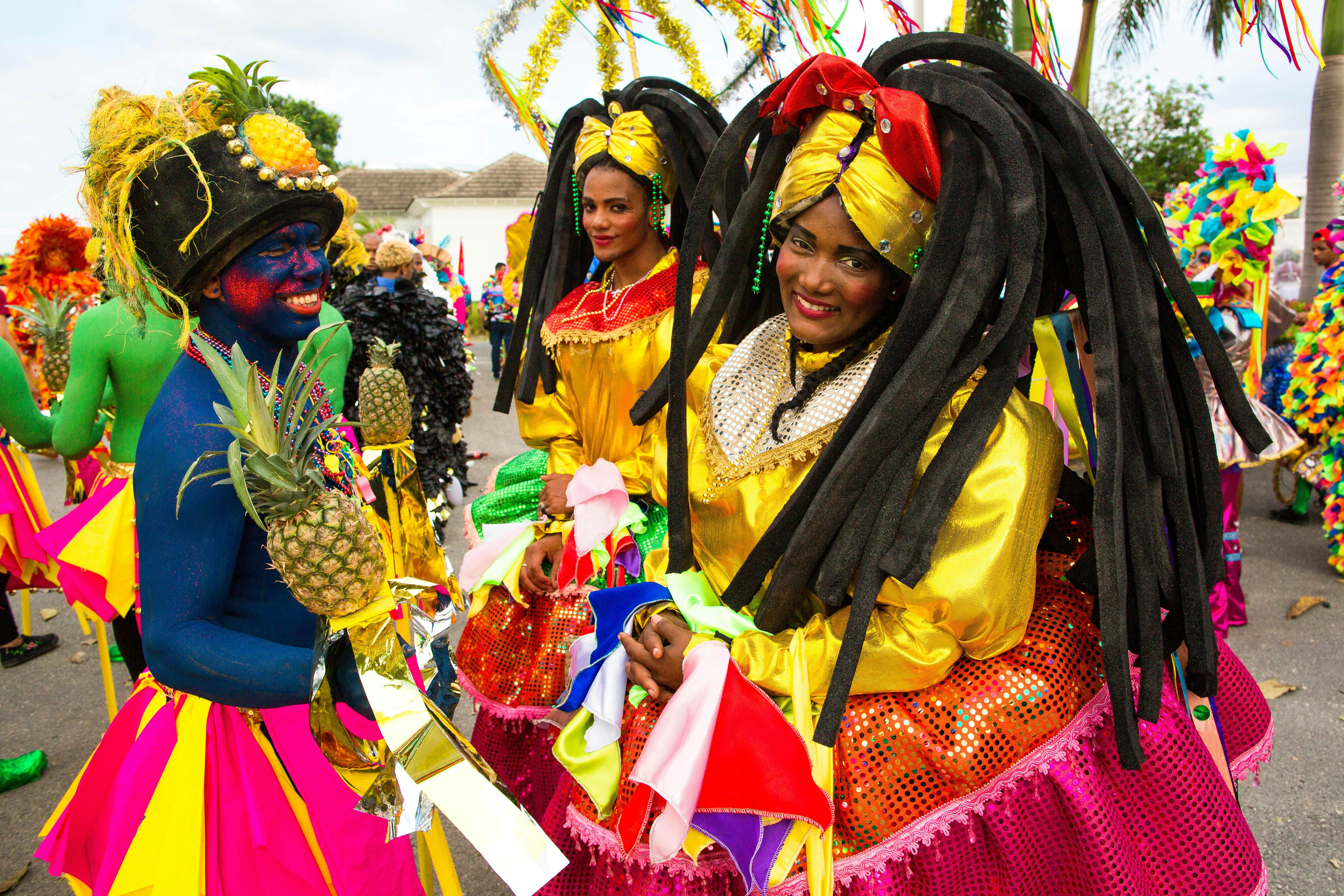 Người tham gia trong trang phục đầy màu sắc trong lễ hội Dominican Republic