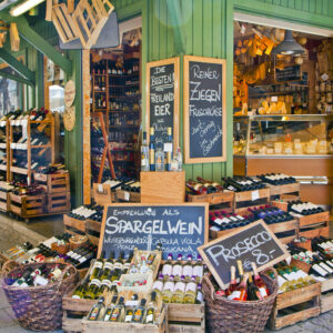 Quầy hàng bày bán phô mai và rượu tại chợ Viktualienmarkt ở Munich, nơi tiền mặt thường được ưu tiên thanh toán