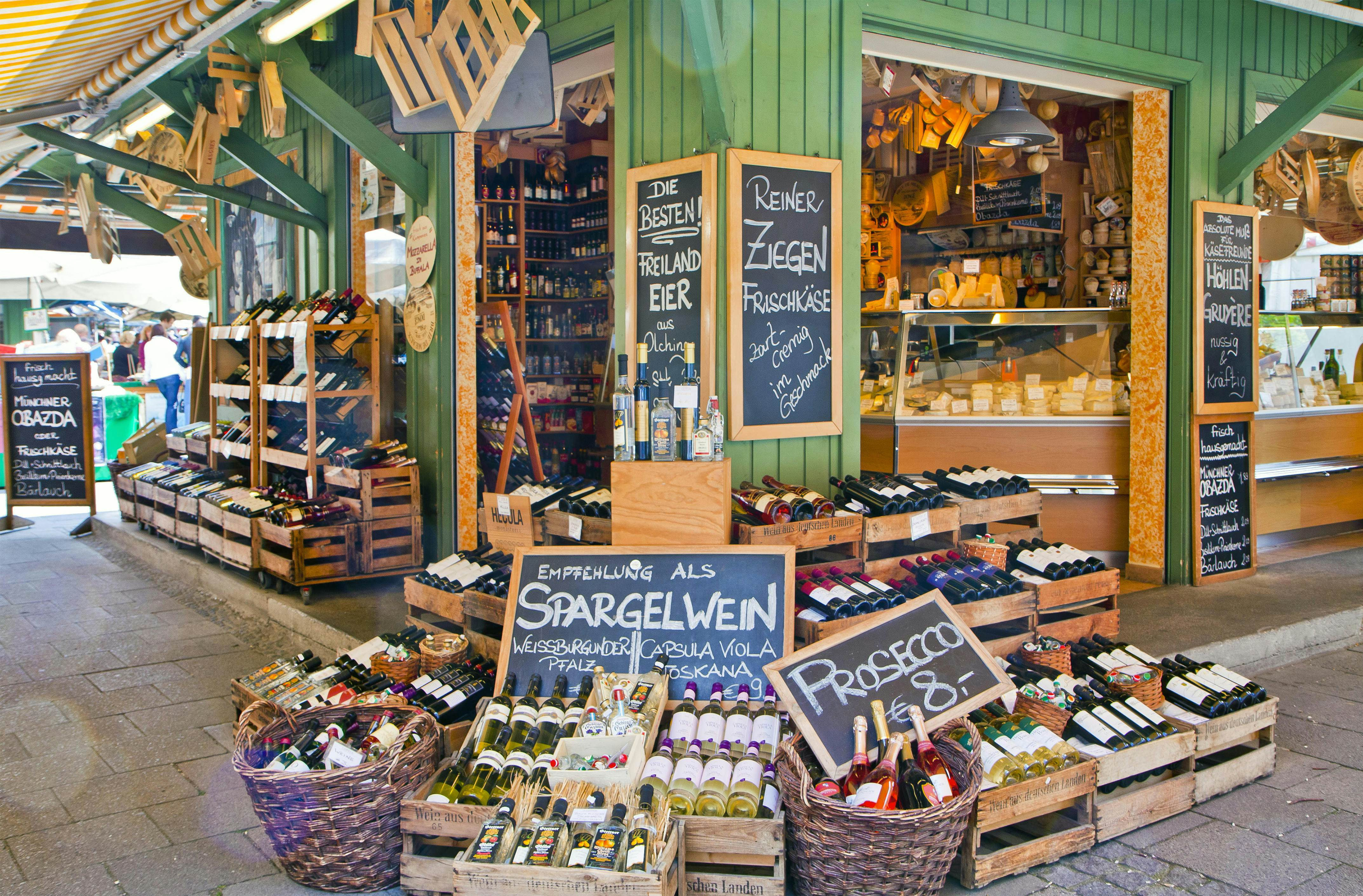 Quầy hàng bày bán phô mai và rượu tại chợ Viktualienmarkt ở Munich, nơi tiền mặt thường được ưu tiên thanh toán