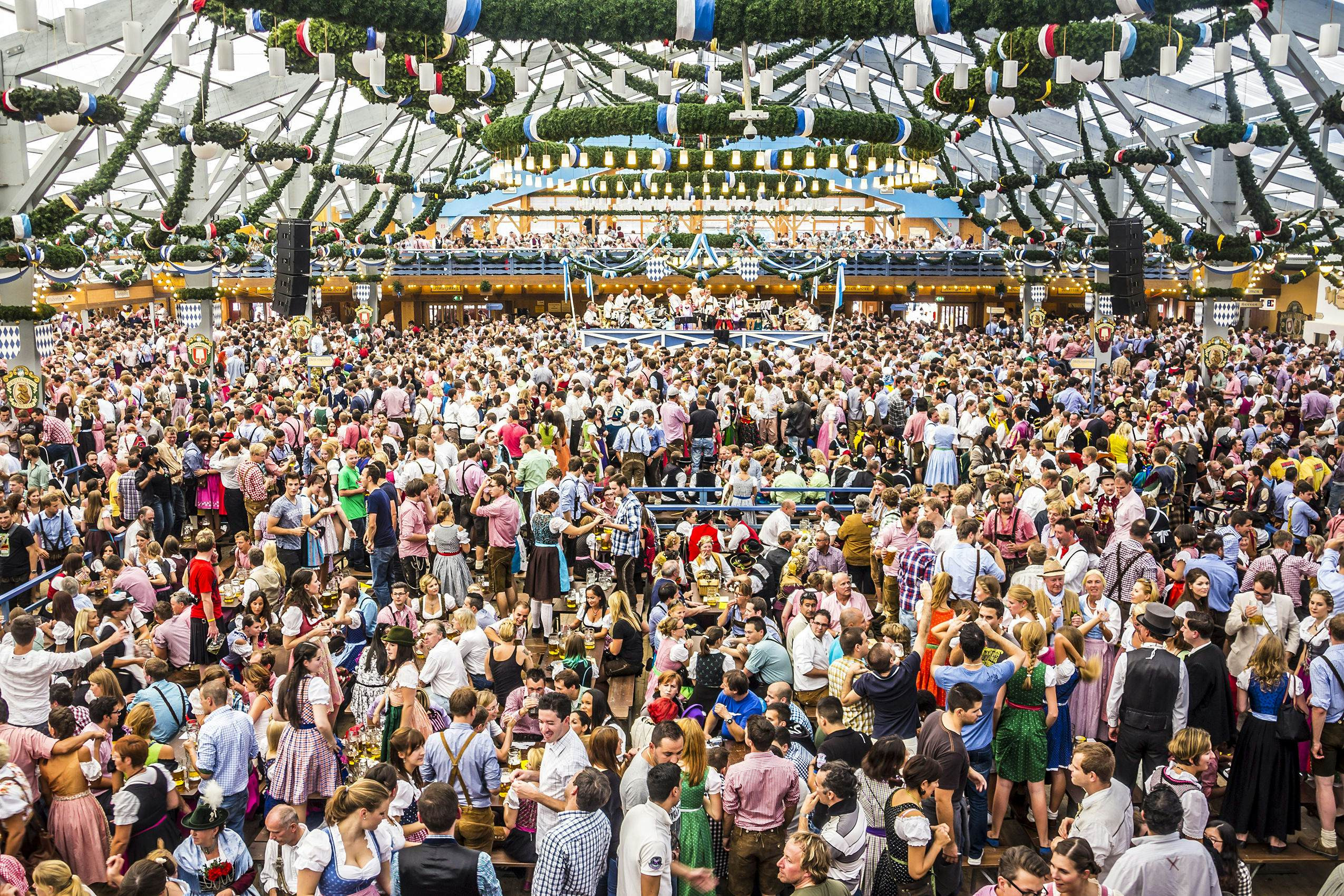 Oktoberfest, Munich: Toàn cảnh lều bia lớn. Phía sau là ban nhạc.
