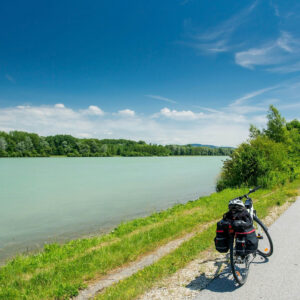 Đường đạp xe dọc sông Danube ở Đức vào mùa hè với một chiếc xe đạp đứng một mình