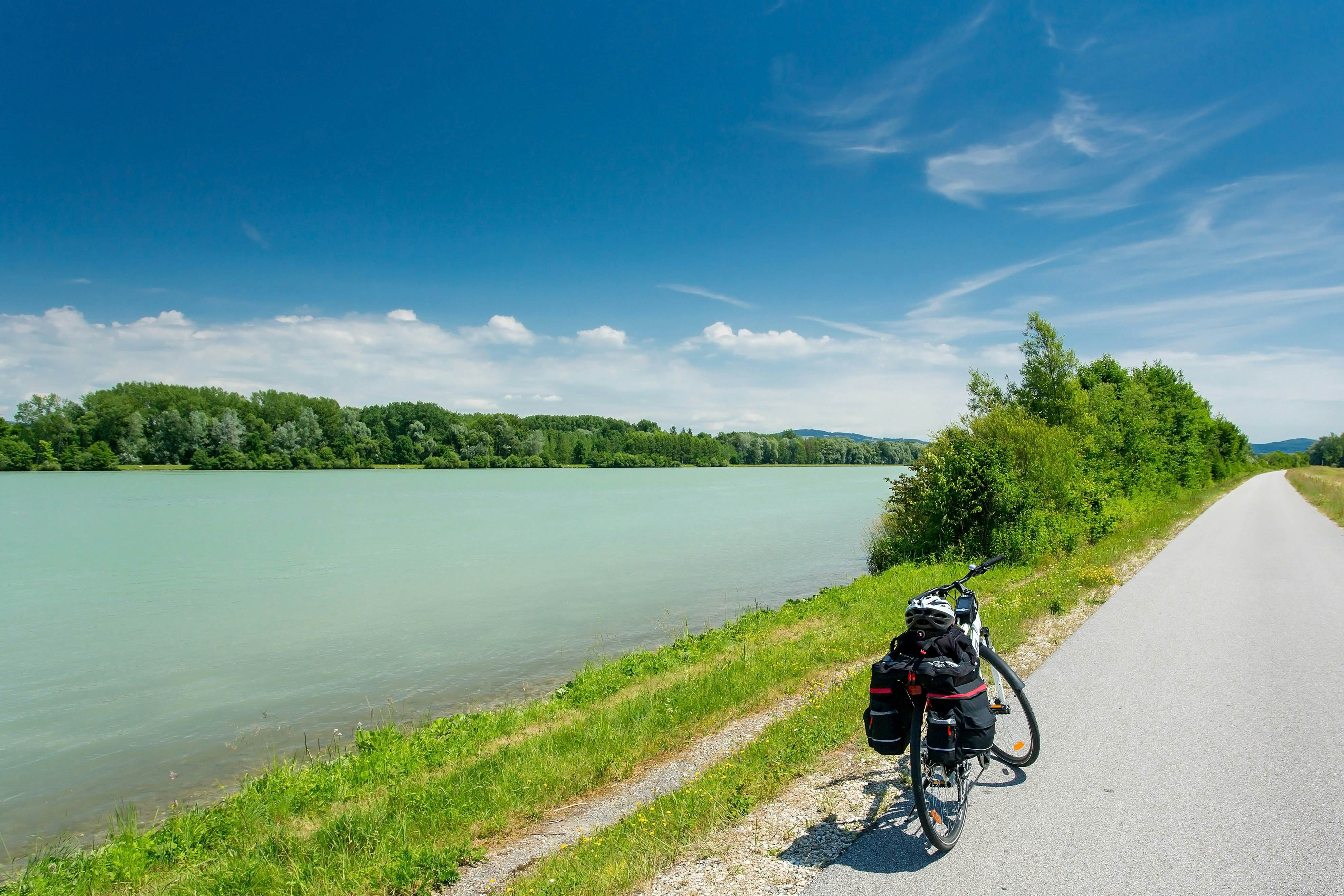 Đường đạp xe dọc sông Danube ở Đức vào mùa hè với một chiếc xe đạp đứng một mình