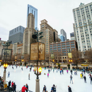 Mọi người trượt băng tại McCormick Tribune Plaza ở Chicago.