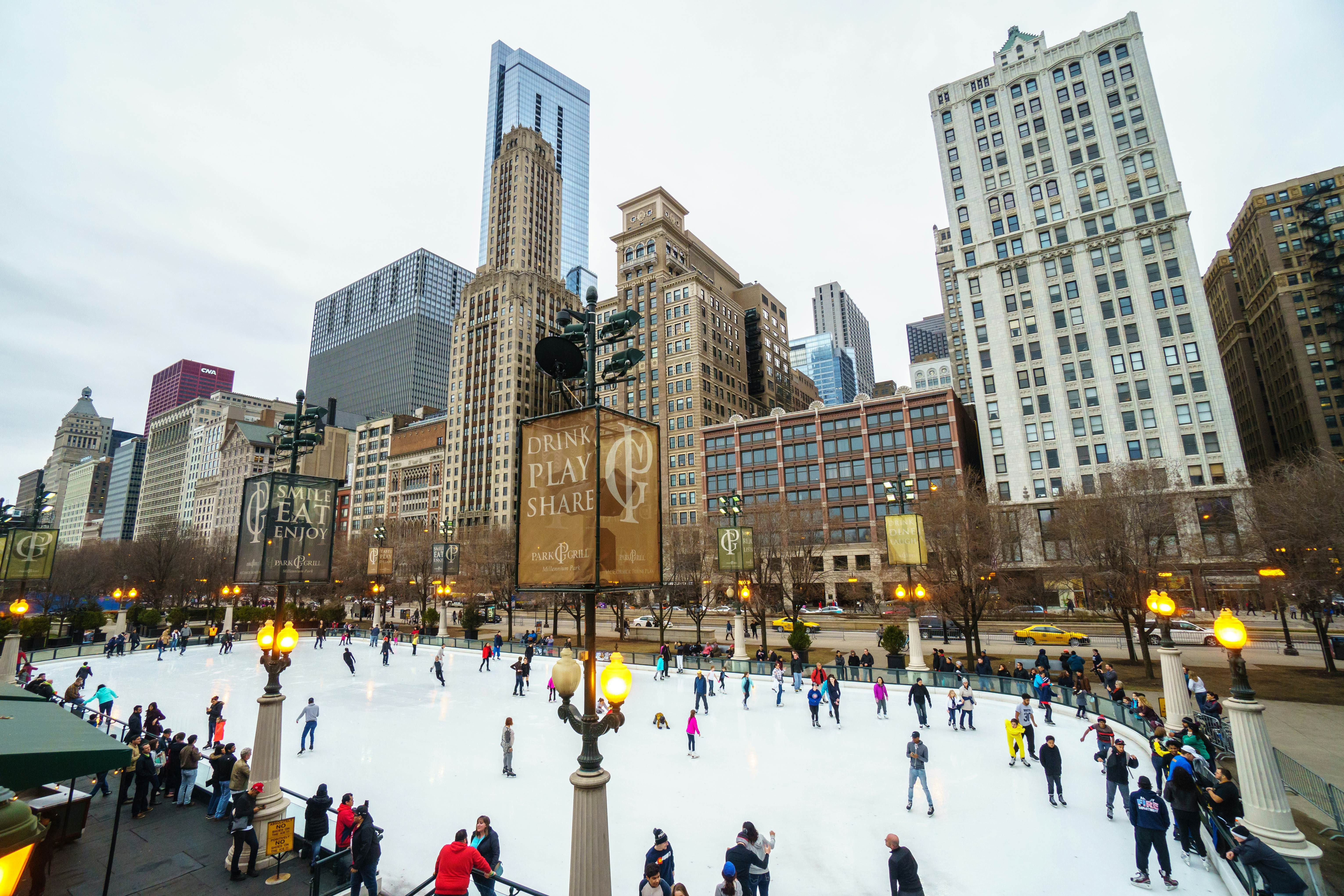 Mọi người trượt băng tại McCormick Tribune Plaza ở Chicago.