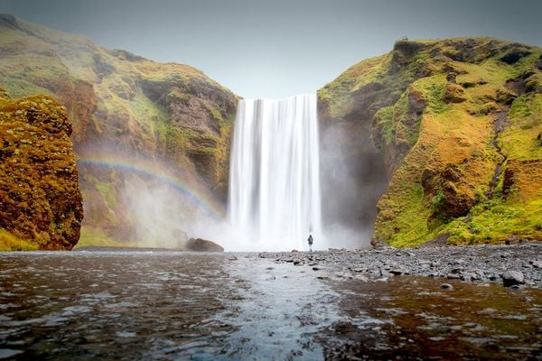 Dimmuborgir mùa đông, Iceland. Cảnh quan đơn sắc đầy mê hoặc khi đá đen được tuyết phủ kín.