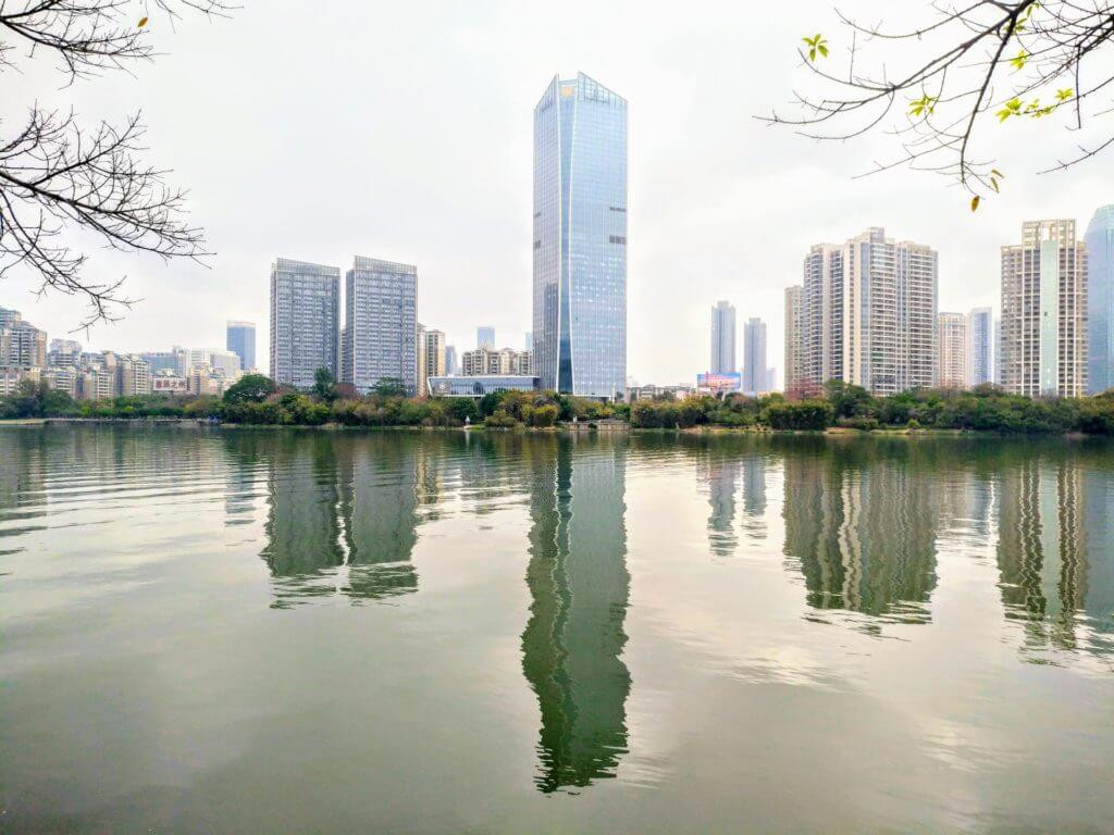 Tòa nhà chọc trời phản chiếu trên hồ