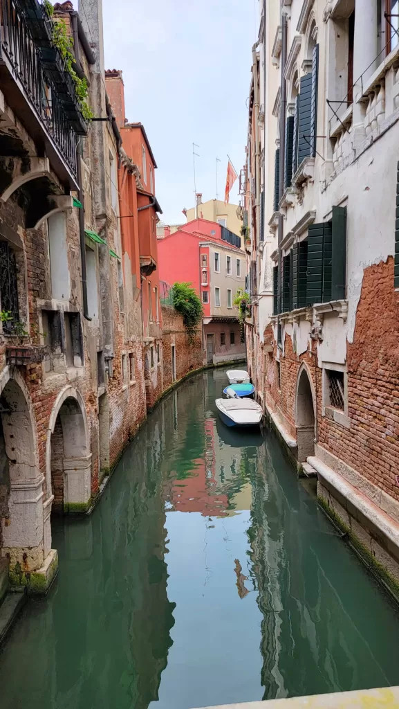 Kênh đào nhỏ ở Venice, một trong nhiều địa điểm đáng chụp ảnh ở Ý