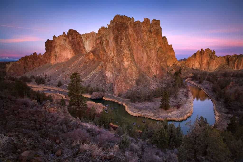 Smith Rock nổi bật trên nền trời bình minh rực rỡ ở Bend, Oregon