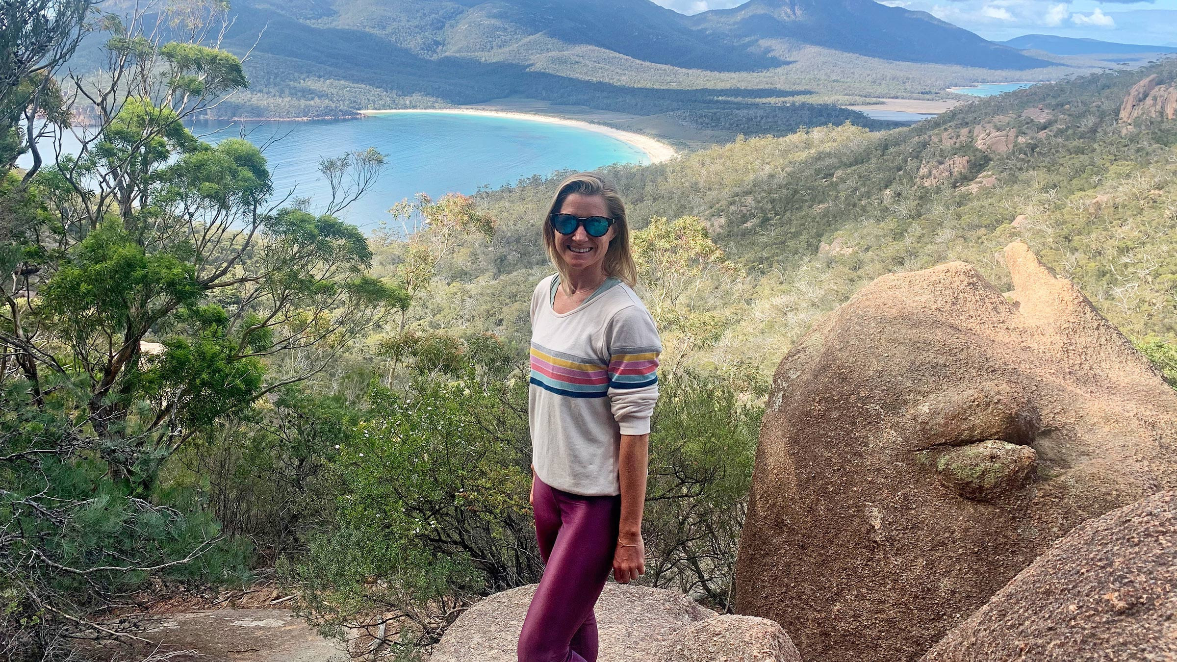 Jen Murphy ở Wineglass Bay, Tasmania, Úc