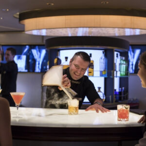 Bartender pha chế đồ uống tại World Class Bar