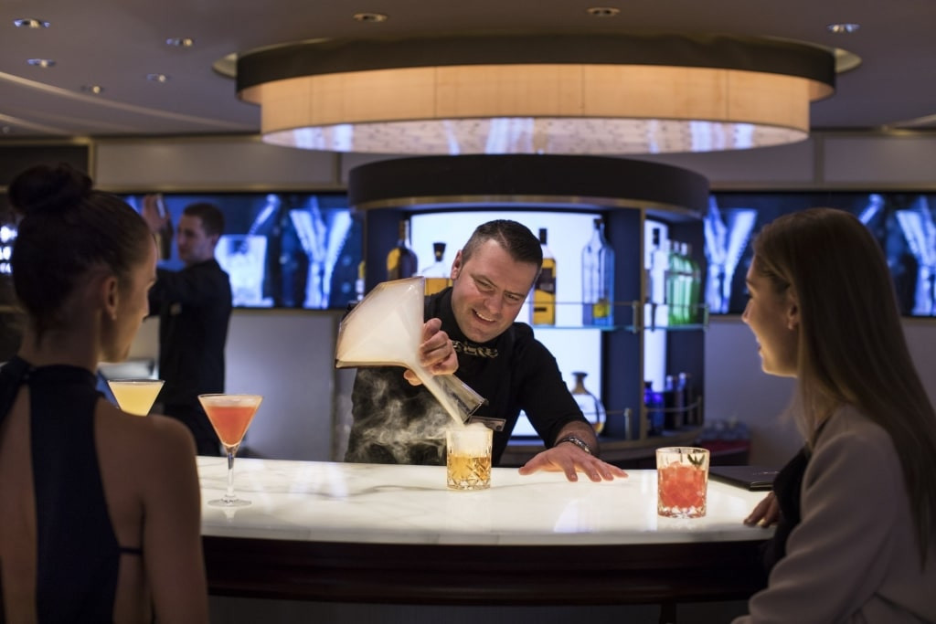 Bartender pha chế đồ uống tại World Class Bar