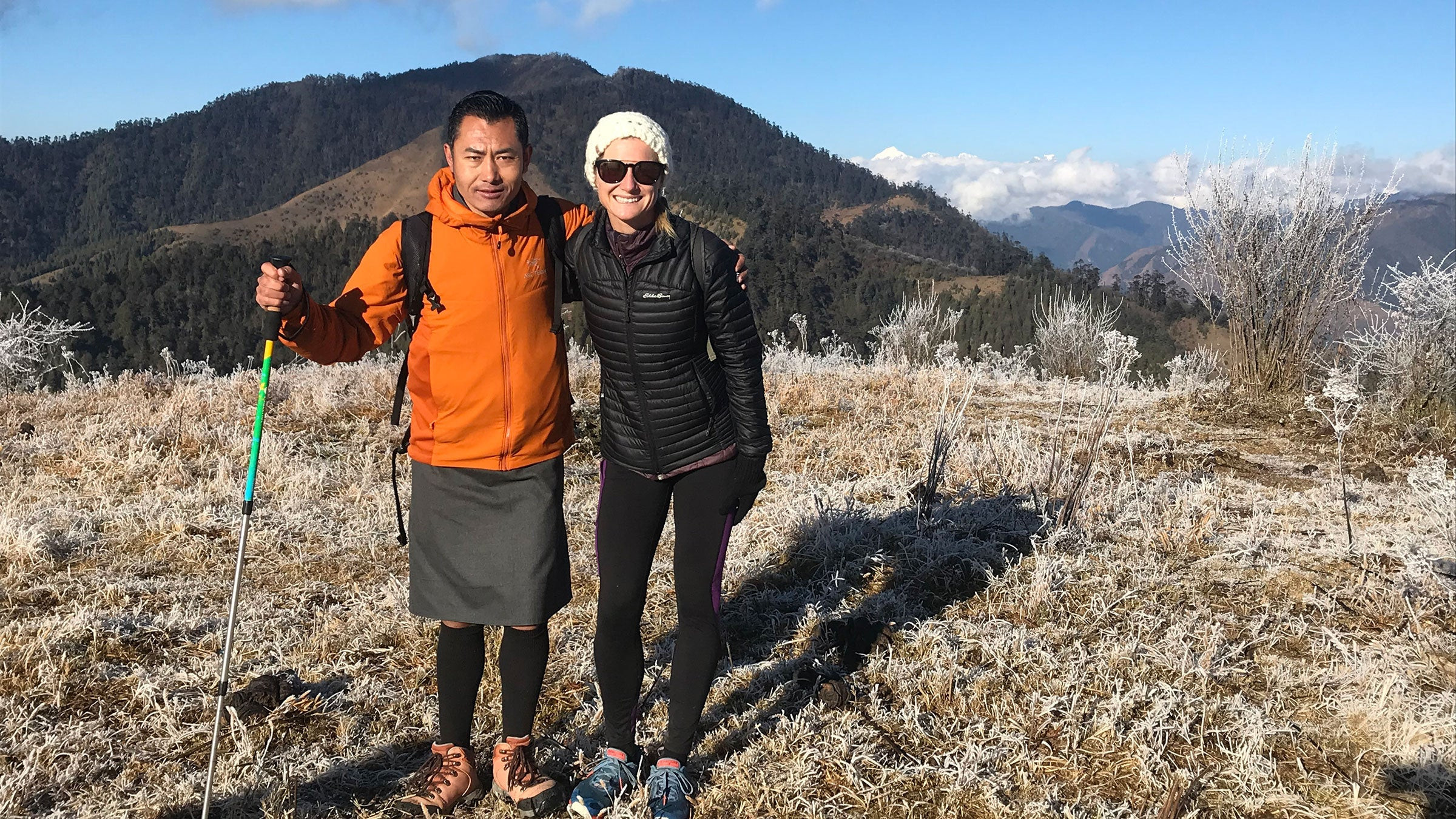 Jen Murphy, tác giả, ở Bhutan trong một chuyến đi bộ đường dài với hướng dẫn viên của cô