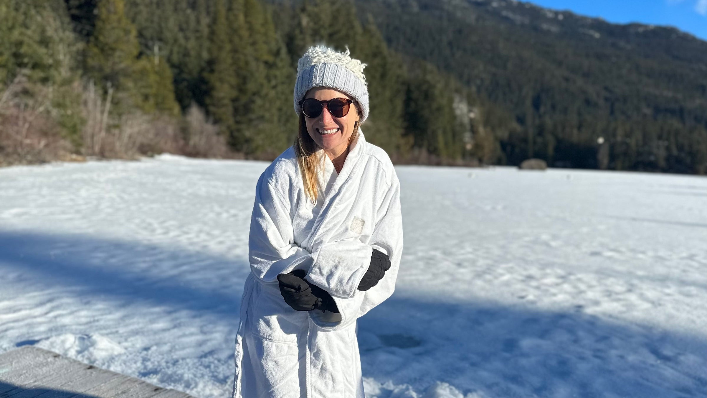 Jen Murphy chuẩn bị cho một cuộc lao mình xuống nước cực lạnh ở British Columbia