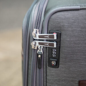 Ảnh cận cảnh Khóa số TSA tích hợp trên vali kéo Travelpro Platinum Elite Expandable Spinner.