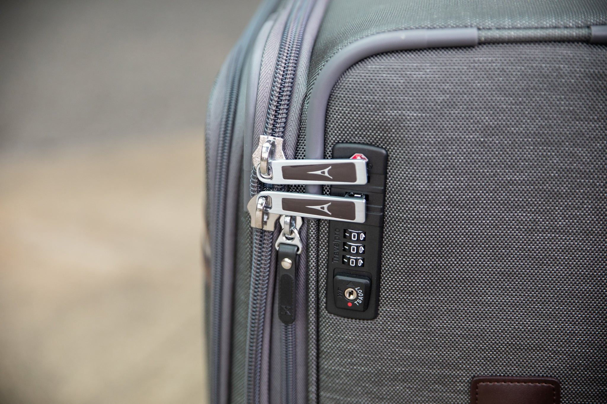Ảnh cận cảnh Khóa số TSA tích hợp trên vali kéo Travelpro Platinum Elite Expandable Spinner.