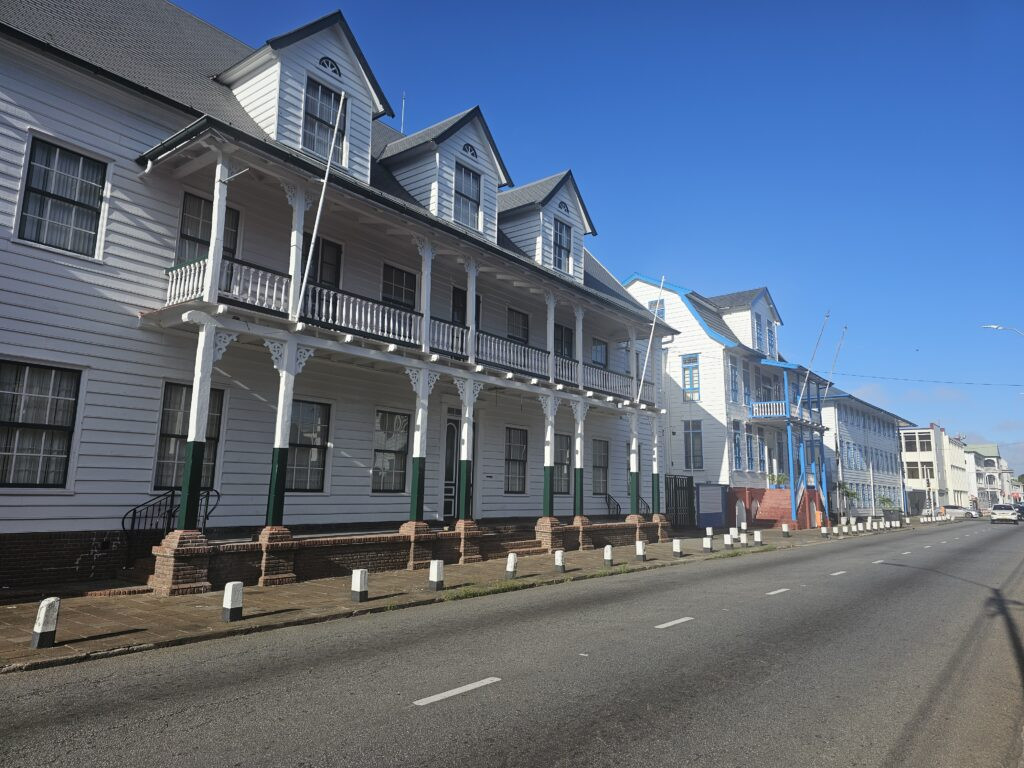 Paramaribo, thủ đô của Suriname, với trung tâm thành phố được UNESCO công nhận là di sản thế giới