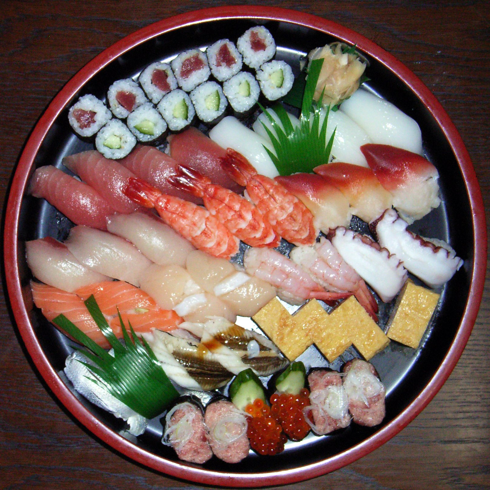 Sushi tươi ngon, món ăn biểu tượng của ẩm thực Nhật Bản, với sự kết hợp tinh tế giữa cơm và hải sản.