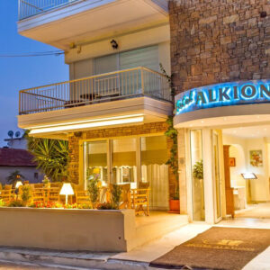 Bà Iryna và Olga từ khách sạn Alkionis