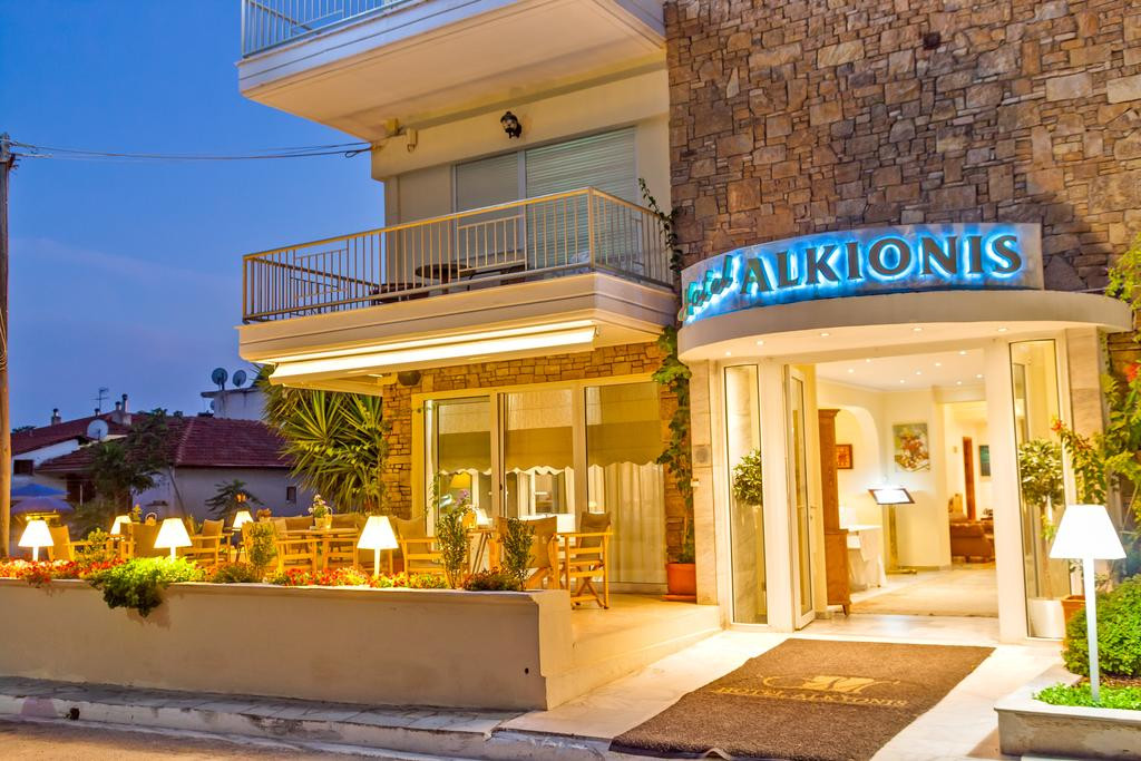 Bà Iryna và Olga từ khách sạn Alkionis
