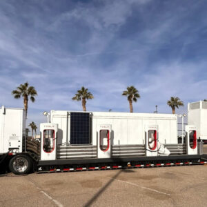 Trạm sạc Tesla Megapack di động tại một địa điểm Supercharger hiện có, cung cấp giải pháp sạc nhanh chóng và hiệu quả cho xe điện trong mùa lễ hội cao điểm.