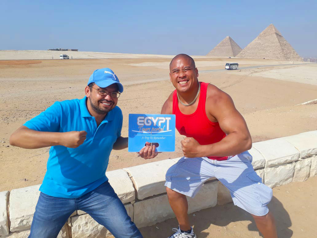 Kim tự tháp Giza hùng vĩ, một điểm đến không thể bỏ qua trong các gói du lịch Ai Cập.