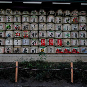 Các thùng rượu sake tại đền Meiji Jingu, Tokyo