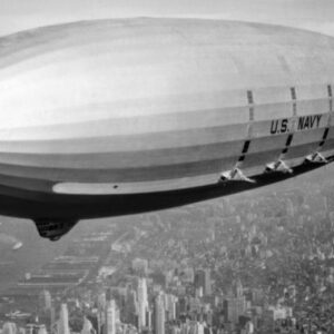 Bức ảnh USS Macon, một khinh khí cầu của Mỹ, bay trên thành phố New York năm 1933, thể hiện lịch sử của travel blimps