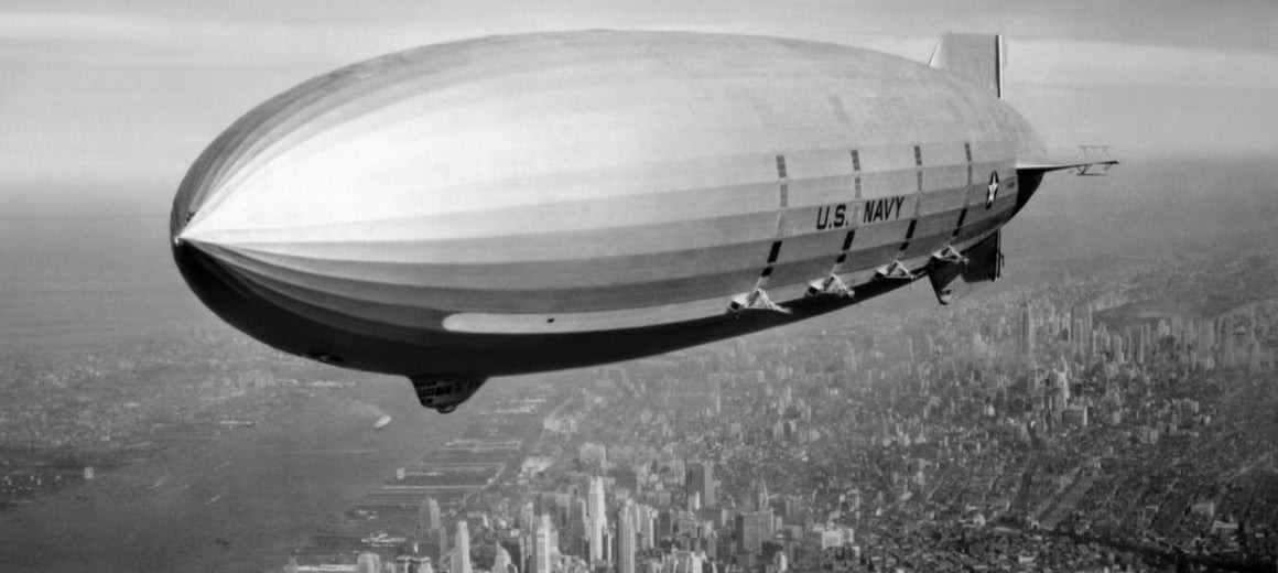 Bức ảnh USS Macon, một khinh khí cầu của Mỹ, bay trên thành phố New York năm 1933, thể hiện lịch sử của travel blimps