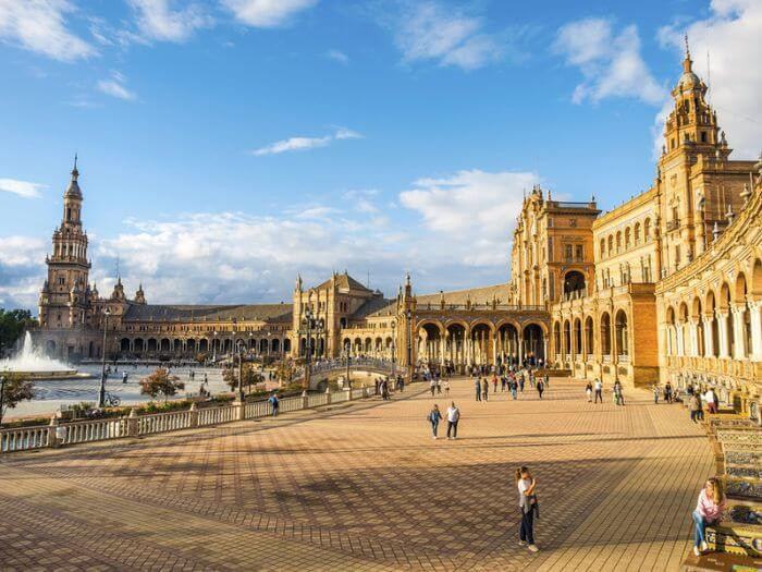 Khách du lịch tại Plaza de Espana, Seville, Tây Ban Nha