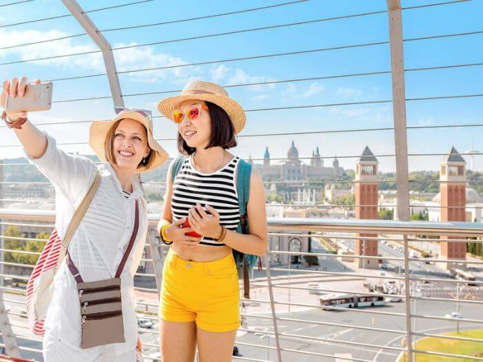 Du khách chụp ảnh tự sướng tại Plaça d'Espanya