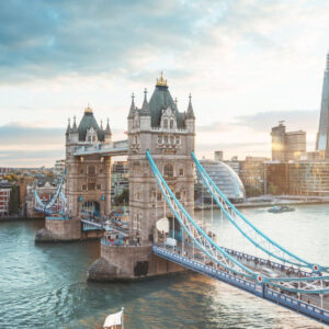Cầu Tháp, London, vào giờ vàng với dòng xe cộ tấp nập và ánh đèn rực rỡ, tạo nên một khung cảnh đô thị sôi động và tráng lệ