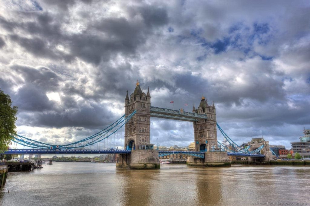 Cầu Tháp London và sông Thames nhìn từ trên cao
