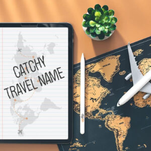 Bàn làm việc của đại lý du lịch với cây cảnh, máy bay mô hình, bản đồ thế giới và máy tính bảng