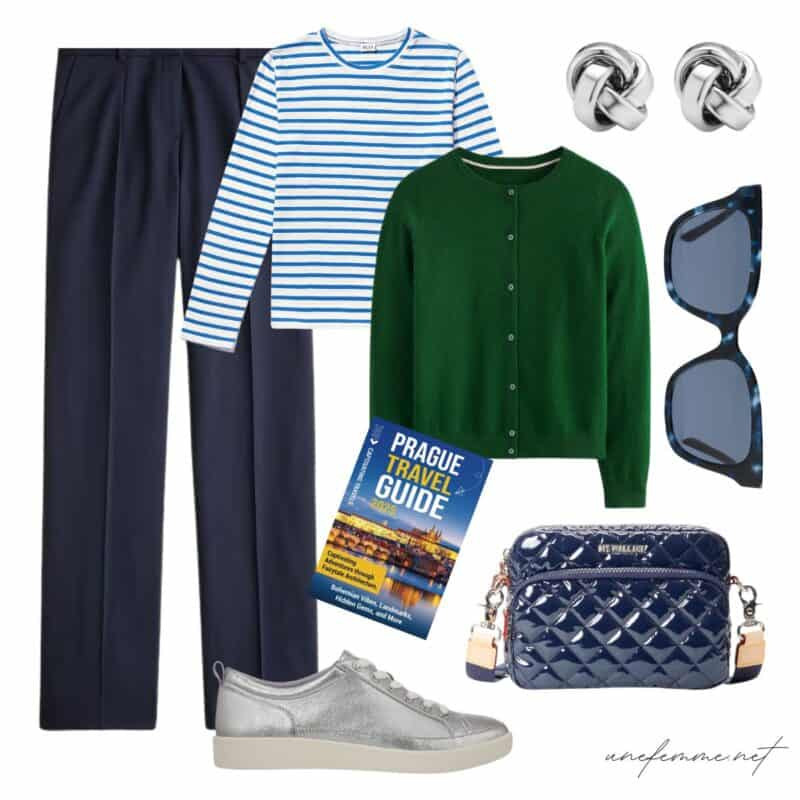 Ý tưởng trang phục du lịch với quần navy, áo phông kẻ sọc, áo cardigan cashmere xanh lá cây, giày sneakers bạc.