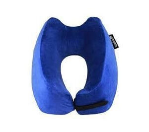 Gối du lịch Travelrest Nest Ultimate Memory Foam màu xanh dương, được gấp gọn và đặt trong túi đựng đi kèm.