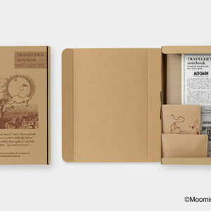 Bìa da Moomin Traveler's Notebook với hình ảnh Moomin và Snufkin ngồi bên bờ sông, tận hưởng mùa xuân.
