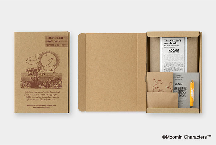 Bìa da Moomin Traveler's Notebook với hình ảnh Moomin và Snufkin ngồi bên bờ sông, tận hưởng mùa xuân.