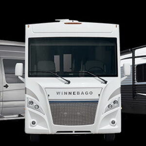 Hình ảnh minh họa một gia đình đang vui vẻ bên cạnh chiếc travel trailer đã qua sử dụng, thể hiện sự tiện nghi và ấm cúng của loại hình du lịch này.