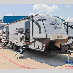 Ảnh một chiếc travel trailer đậu trong một khu cắm trại xanh mát ở Houston, TX.