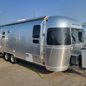 Hình ảnh một chiếc Airstream Flying Cloud 25FB cũ đang được rao bán với giá ưu đãi