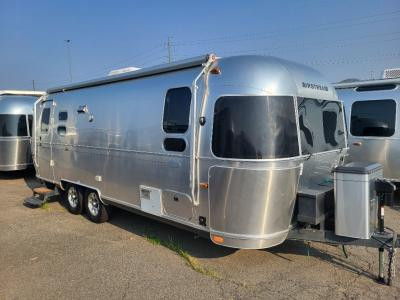 Hình ảnh một chiếc Airstream Flying Cloud 25FB cũ đang được rao bán với giá ưu đãi