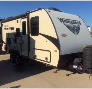 Winnebago Micro Minnie tại một khu cắm trại với khung cảnh thiên nhiên tươi đẹp.