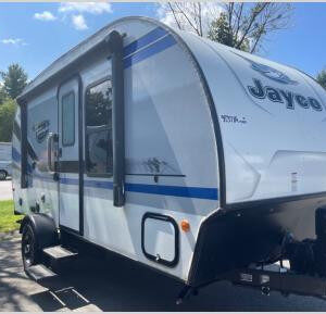 Hình ảnh minh họa một chiếc used 16 ft travel trailer for sale với nội thất tiện nghi